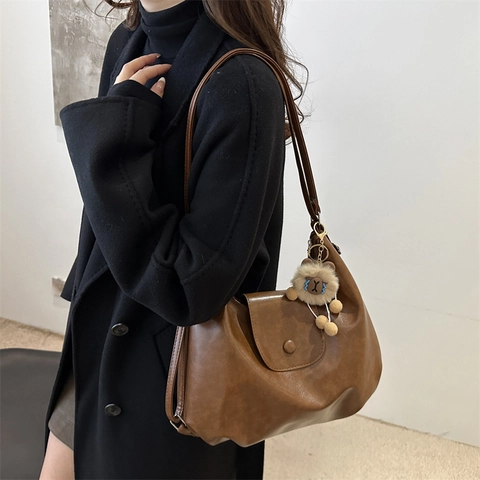 Vintage Large Capacity Shoulder Tote Bag For Women PU Leather Hobo Handbag Commute Bag With Plush Pendant
