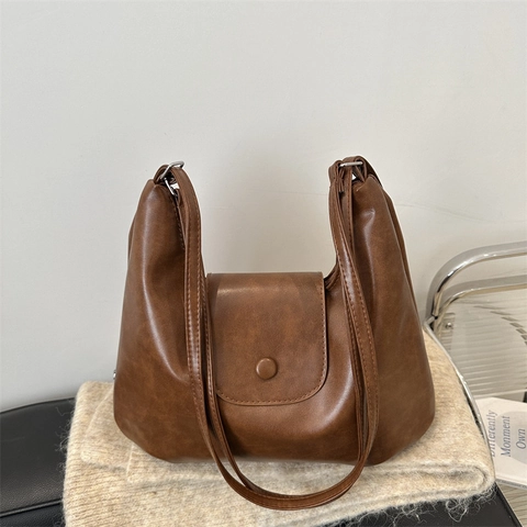 Vintage Large Capacity Shoulder Tote Bag For Women PU Leather Hobo Handbag Commute Bag With Plush Pendant
