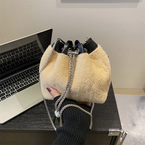 Women Faux Fur Bucket Bag Chain Strap Crossbody Bag With Artificial Pearl Decor Soft Plush Shoulder Bag For Winter Daily Casual