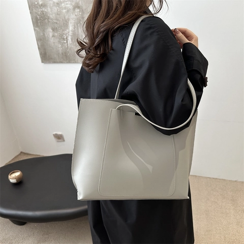 Minimalist Large Capacity PU Leather Tote Bag For Women Solid Color Casual Shoulder Bag With Metal Buckle Commuter Handbag