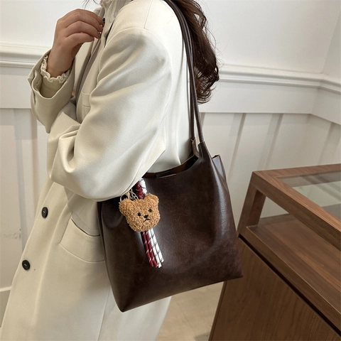 Vintage PU Leather Tote Bag Large Capacity Minimalist Shoulder Bag With Bear Pendant For Women Office Daily Commute