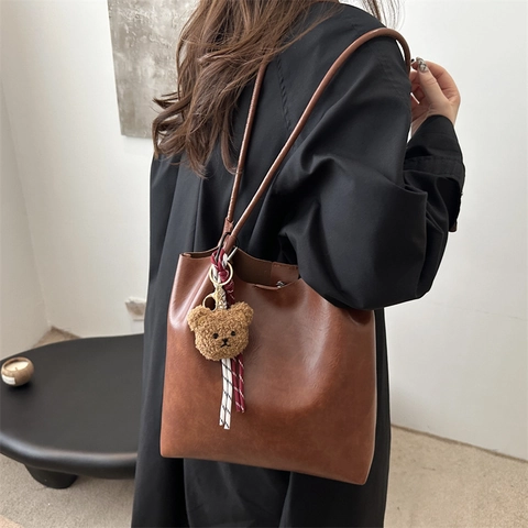 Vintage PU Leather Tote Bag Large Capacity Minimalist Shoulder Bag With Bear Pendant For Women Office Daily Commute