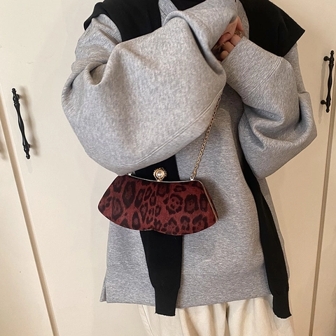 Retro Leopard Print Baguette Bag For Women With Artificial Pearl Rhinestone Clasp Gold Chain Shoulder Crossbody Bag Elegant Evening Clutch