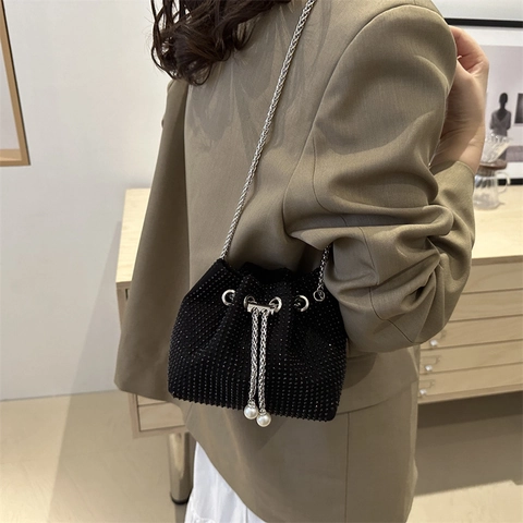 Borsa a Secchiello da Donna alla Moda con Strass in Pelle PU con Tracolla a Catena e Coulisse con Pendente in Perla Artificiale