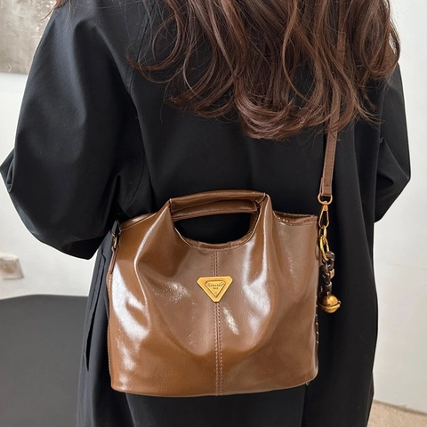 Sac à Bandoulière en Cuir PU Brillant Vintage pour Femmes Grand Sac à Main Fourre-tout Avec Logo Triangulaire et Pendentif Cloche Rétro