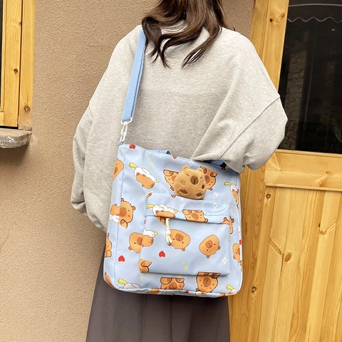 Capybara Cartoon Print Schoudertas Nylon Casual Grote Capaciteit Draagtas Met Pluche Knuffel Voor Studenten Schattige Tas