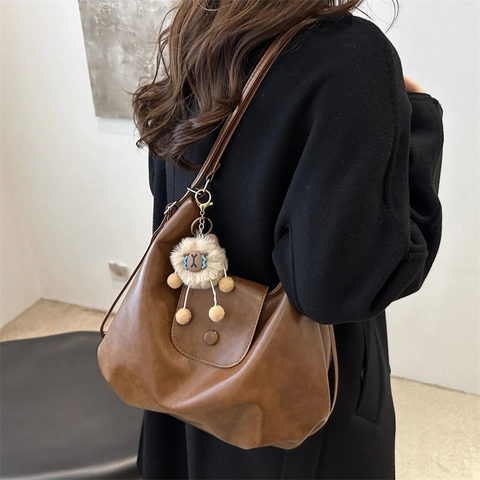 Vintage PU Leather Tote Bag For Women Large Capacity Shoulder Bag With Plush Animal Pendant Casual Solid Color Hobo Bag