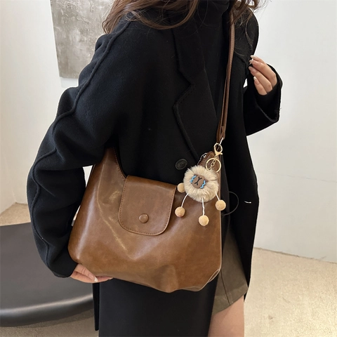Vintage PU Leather Tote Bag For Women Large Capacity Shoulder Bag With Plush Animal Pendant Casual Solid Color Hobo Bag