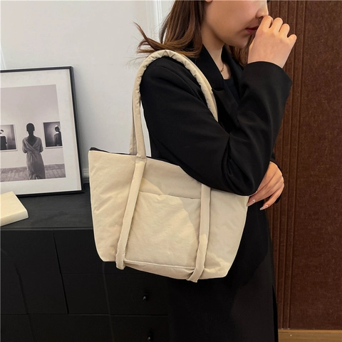 Grand Sac Fourre-Tout Matelassé En Nylon Sac À Épaule Léger Rembourré Sac À Main Avec Poche Avant Pour Femmes