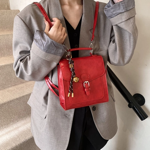 Bolso Cuadrado Pequeño de Cuero PU Vintage para Mujer Mochila de Doble Hombro Multiusos Con Hebilla de Metal y Colgante de Campana