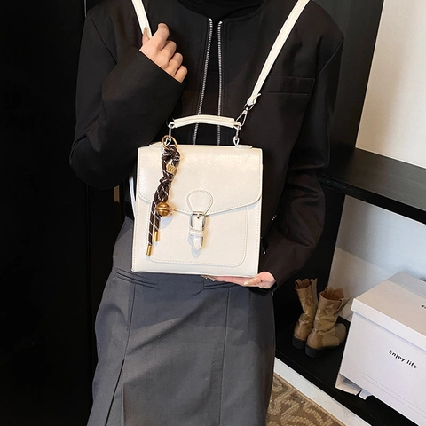 Bolso Cuadrado Pequeño de Cuero PU Vintage para Mujer Mochila de Doble Hombro Multiusos Con Hebilla de Metal y Colgante de Campana