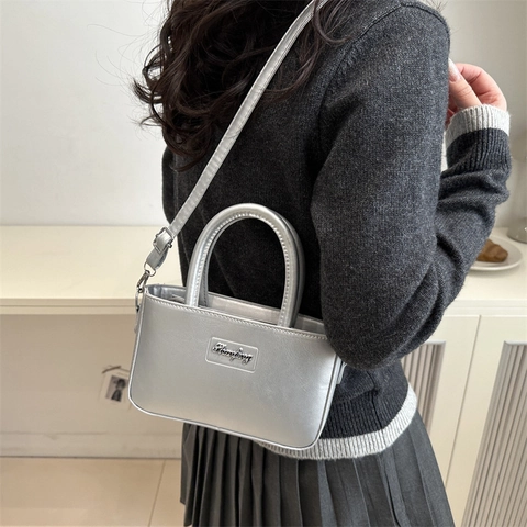 Damen Kleine PU Leder Quadrat Umhängetasche Minimalistischer Buchstabe Metall Logo Handtasche Mode Alltagsoutfit