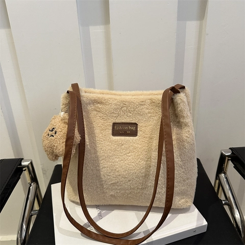 Damen Fashion Plüsch Tote Bag Große Kapazität Kunstpelz Umhängetasche Mit Süßem Bärenanhänger Herbst Winter Lässige Handtasche