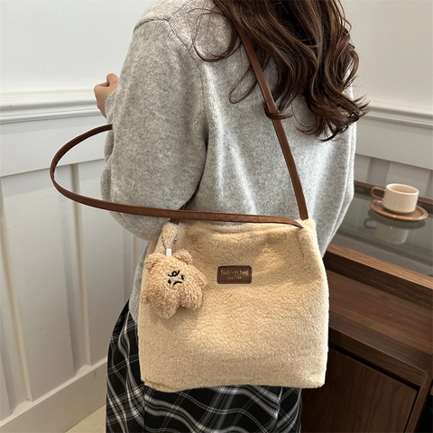 Dames Koreaanse Stijl Pluche Bucket Bag Grote Capaciteit Faux Fur Schoudertas Met Beer Hanger Magnetische Sluiting Herfst Winter