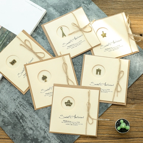 Vintage Handgefertigte Grußkarte Mit Bronze Legierung Anhänger Hanfseil Schleife Kraftpapier Umschlag Für Valentinstag Geburtstag Hochzeit Geschenk