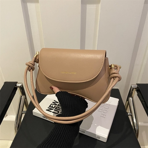Bolso Cuadrado Pequeño de Cuero de PU Minimalista para Mujer Bolso Bandolera Retro Fondo Curvado Con Correa de Nudo Letras Doradas