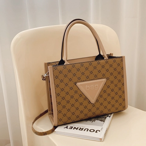 Vintage Monogram Print PU Leren Tote Tas Met Handvat Driehoekige Patch Detail Casual Casual Schoudertas Voor Dames