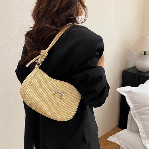 Damen Gewebte PU-Leder Achseltasche Mit Silberner Metallscheife Minimalistische Trendige Umhängetasche Kleine Crossbody-Tasche Für Den Alltag