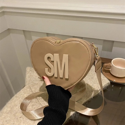 Damen Herzform Umhängetasche 3D Reliefbuchstaben PU Leder Schultertasche Mit Breitem Verstellbarem Gurt Mode Trendige Handtasche