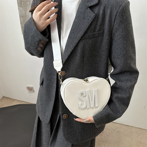 Damen Herzform Umhängetasche 3D Reliefbuchstaben PU Leder Schultertasche Mit Breitem Verstellbarem Gurt Mode Trendige Handtasche