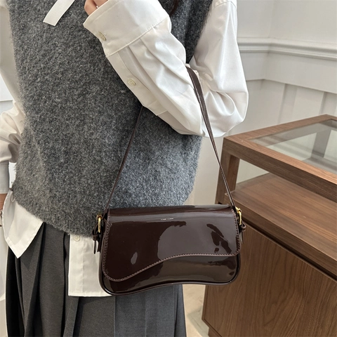 Minimalistische Lackleder Umhängetasche Für Damen Wellenkante Klappe Schultertasche Mit Goldener Hardware Mode Pendeltasche
