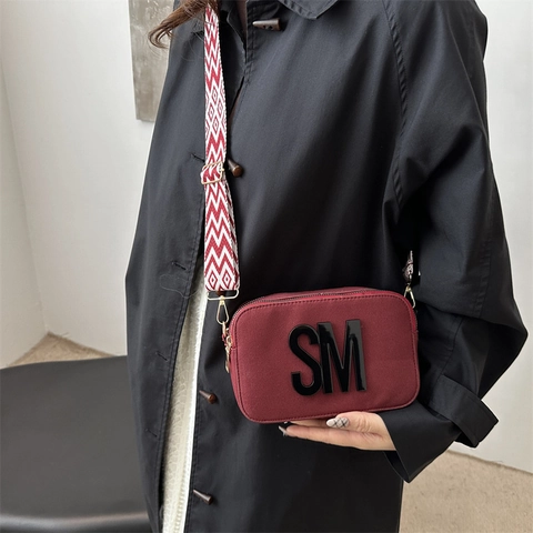 Bolso de Cámara de PU Mate Vintage para Mujer Con Correa Tejida Geométrica Ancha Decoración de Letras Cremallera Doble Bolso de Hombro Cuadrado Pequeño