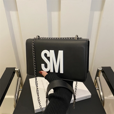 Dames Trendy PU-leer Kleine Vierkante Schoudertas Met SM-letterdecor Kettingriem Minimalistische Flap Crossbody Tas Dagelijks Gebruik
