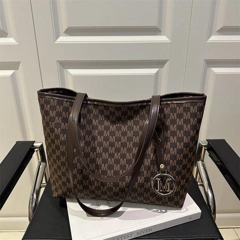 Damen Tote Bag PU Leder Monogramm M Buchstaben Druck Große Kapazität Handtasche Für Pendeln Schule Täglich Metall Anhänger Dekor