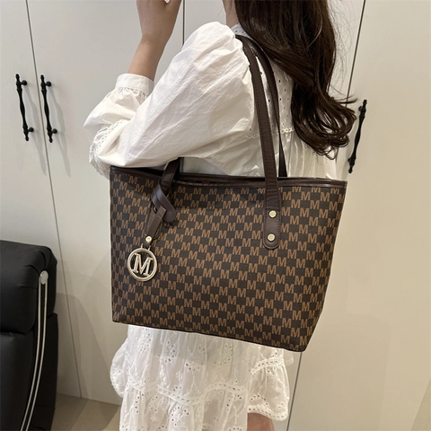 Damen Tote Bag PU Leder Monogramm M Buchstaben Druck Große Kapazität Handtasche Für Pendeln Schule Täglich Metall Anhänger Dekor