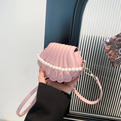 Women Aesthetic Shell Shaped Mini Crossbody Bag Pleated PU Leather Pearl Chain Shoulder Bag Fashion Daily Handbag Gold Hardware