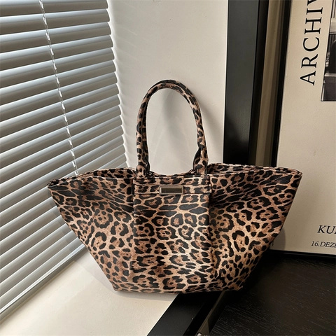 Women Leopard Print Large Capacity Tote Bag Fashion Urban Minimalist PU Leather Shoulder Bag Casual Commuter Bag With Metal Plate