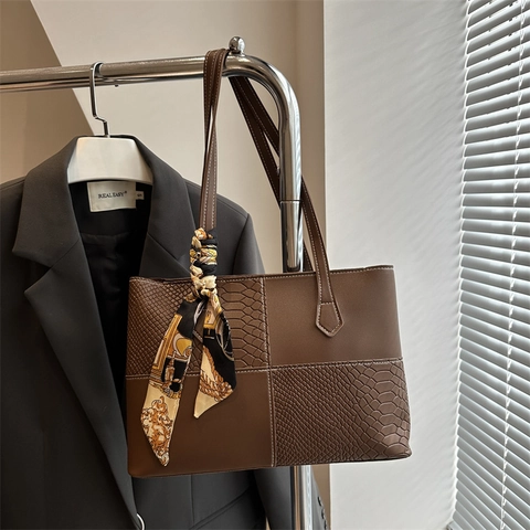 Borsa Tote da Donna in Pelle PU Patchwork Con Sciarpa Decorativa Borsa a Tracolla di Grande Capacità Goffrata Pendolare