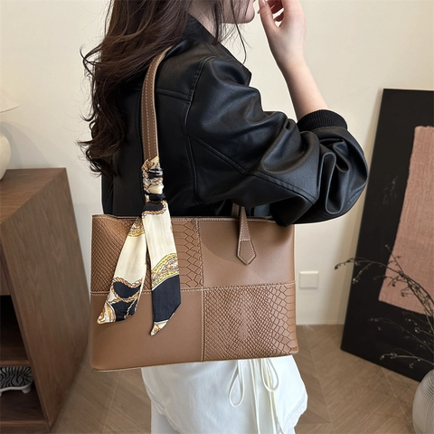 Borsa Tote da Donna in Pelle PU Patchwork Con Sciarpa Decorativa Borsa a Tracolla di Grande Capacità Goffrata Pendolare