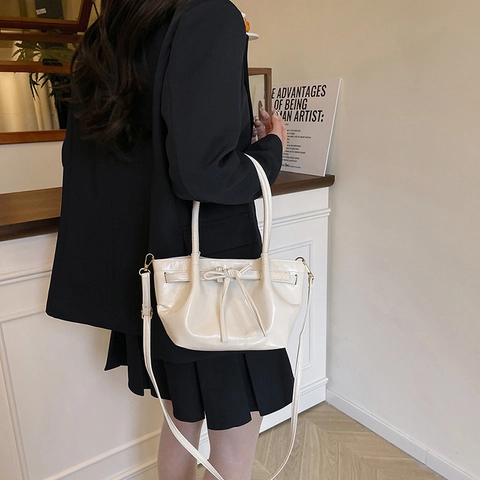 Borsa a Secchiello in Pelle PU Lucida alla Moda per Donna Borsa a Tracolla Versatile Borsa a Mano Dolce con Tracolla Regolabile