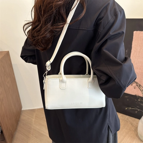 Bolso de Hombro de Cuero PU de Color Sólido para Mujer Letras Grabadas Bolso de Axila Casual Coreano Bolso Cuadrado