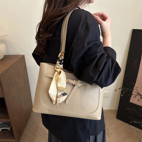 Dames PU Lederen Tote Bag Met Decoratieve Satijnn Sjaal Stedelijk Minimalistisch Grote Capaciteit Schoudertas Voor Dagelijks