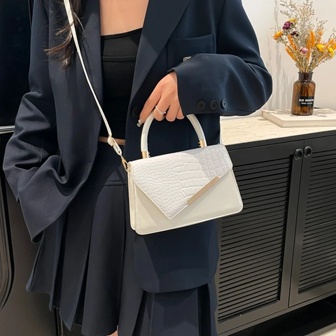 Sac Bandoulière en Cuir PU Mode Femme Motif Crocodile Sac à Main Minimaliste Texture Haut de Gamme Petit Sac Carré avec Bande Métallique