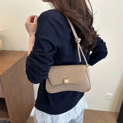 Damen Geflochtene PU Leder Achseltasche Umhängetasche Mit Goldener Metallschnalle Knoten Riemen Minimalistische Vielseitige Mode Alltag Handtasche