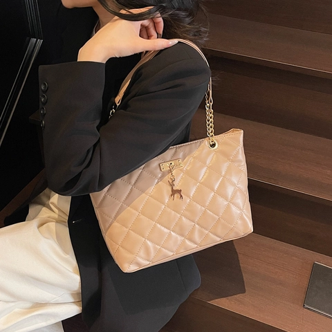Dames Gewatteerde Tote Bag PU Leer Grote Capaciteit Schoudertas Met Kettingriem En Hert Hanger Chique Mode Handtas