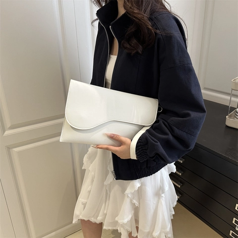 Sac Pochette Enveloppe En Cuir PU Pour Femmes Avec Rabat À Vagues Asymétriques Fermeture Magnétique Et Dragonne Amovible