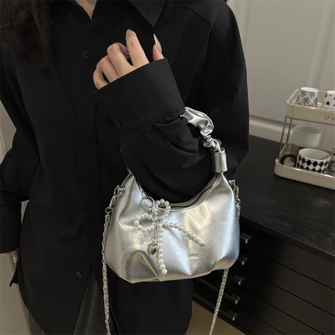 Sac à Bandoulière Cloud en Cuir PU Brillant Pour Femmes Avec Charme de Coeur Noeud en Perles Sac Sous les Aisselles Plissé Hobo Bag