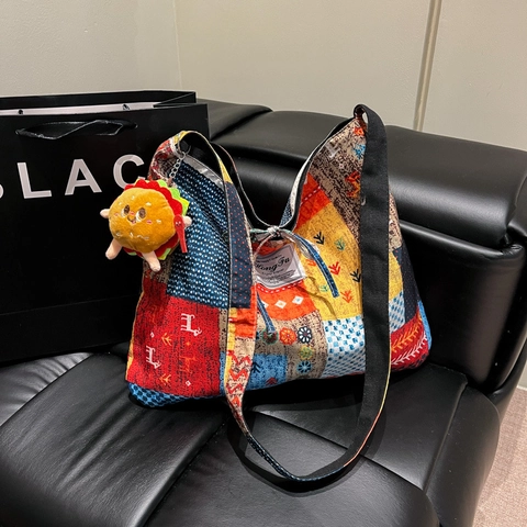 Borsa Tote in Tela Patchwork Bohémien Grande Capacità Borsa a Tracolla Con Charm Burger in Peluche per Donna Viaggio