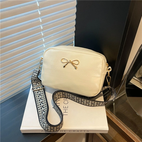 Sweet Women PU Leather Crossbody Bag Gold Bow Decor Wide Geometric Print Strap Small Square Camera Bag For Daily Use