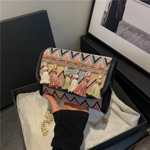 Sac à Épaule Tissé de Style Bohème Ethnique pour Femme Sac à Bandoulière avec Glands Colorés en Cuir PU Patchwork Petit Sac Carré Chaîne Métal