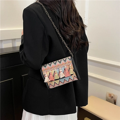 Sac à Épaule Tissé de Style Bohème Ethnique pour Femme Sac à Bandoulière avec Glands Colorés en Cuir PU Patchwork Petit Sac Carré Chaîne Métal