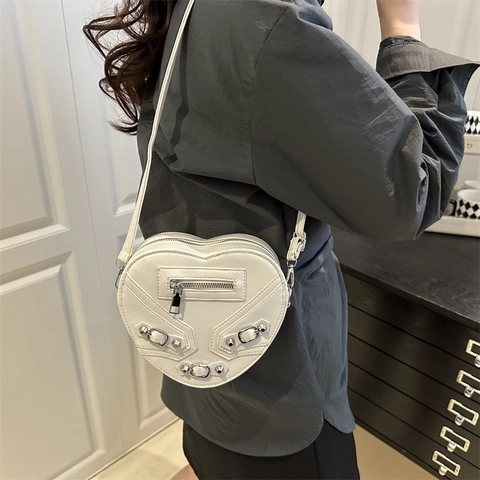 Borsa a Tracolla a Forma di Cuore in Pelle PU da Donna Stile Motociclista Rivetti Cerniera Tracolla Regolabile Moda Y2K