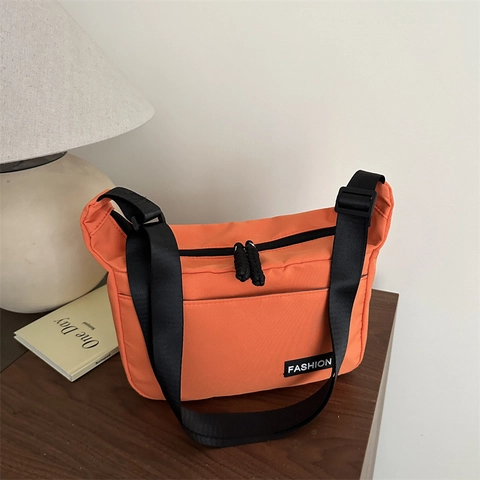 Large Capacity Nylon Crossbody Bag For Women Lightweight Casual Tote Bag With Fashion Label Adjustable Strap Zipper Bag