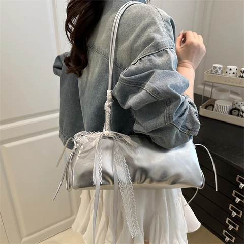 Damen Große Kapazität PU Leder Schultertasche Elegante Spitzenschleife Tunnelzug Achseltasche Metallische Textur Pendler Tote Bag