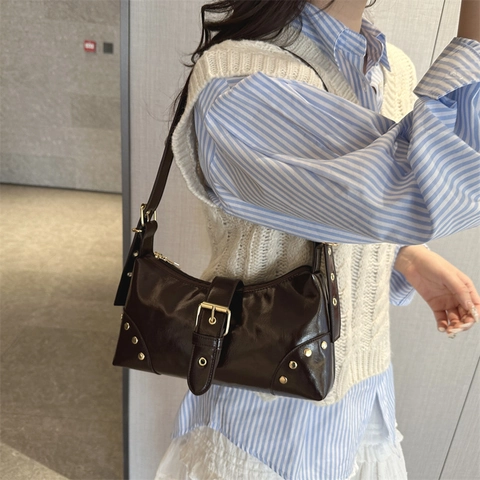 Sac Sous le Bras en Cuir PU Brillant Rétro pour Femmes Sac à Épaule Décoré de Rivets Avec Boucle Dorée Sac Baguette de Fête