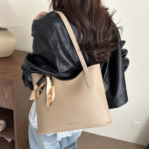 Bolso Tote de Cuir PU de Gran Capacidad para Mujer Retro Casual Bolso de Hombro Con Pañuelo de Satén Decorativo